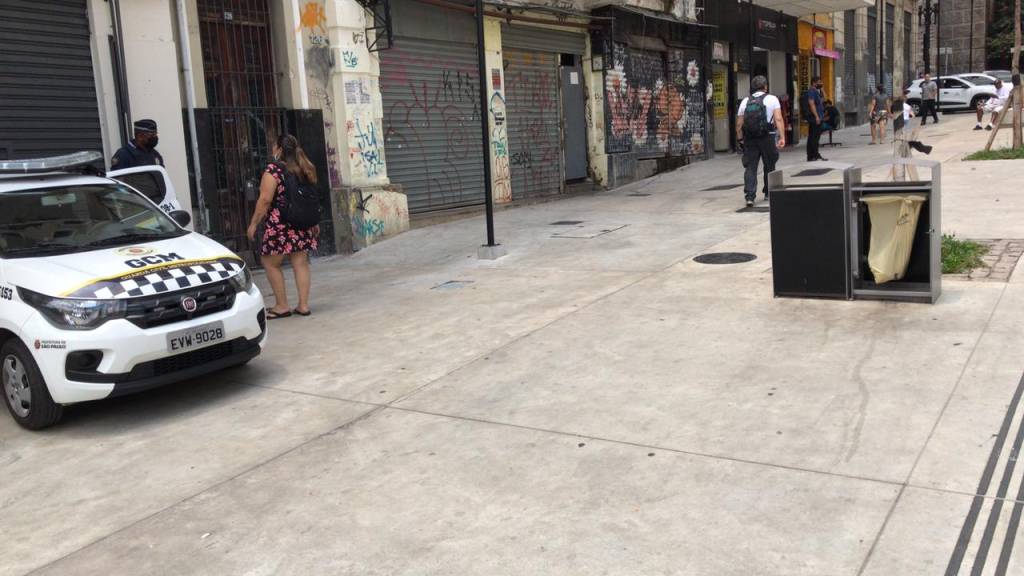 Imagem mostra lixeira que fica no calçadão da Avenida São João sem a parte traseira