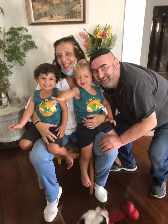 Ben Zion Berlovich e netos Ben Zion Berlovich e esposa