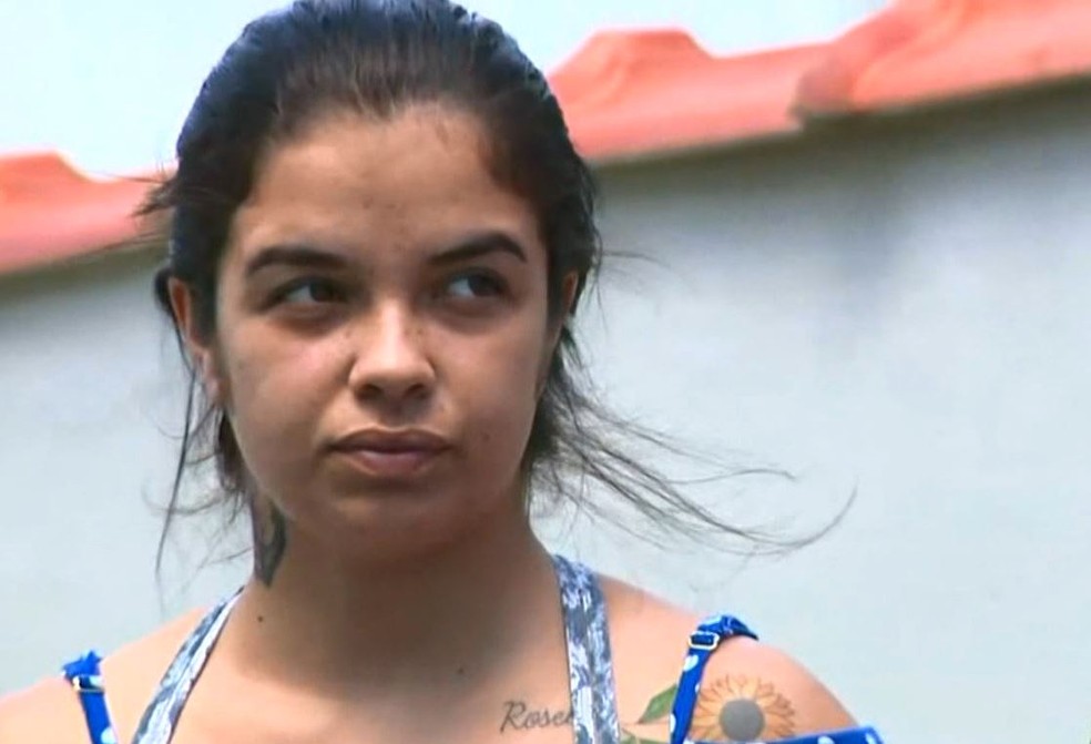 jennifer natalia pedro olhando para o lado