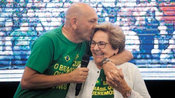 Imagem de Luciano Hang beijando a testa da mãe, Regina Hang