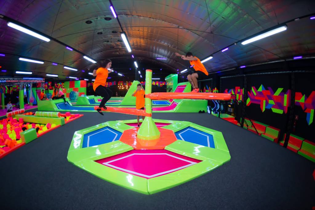 Altitude Park Imagem mostra o Altitude Park com participantes brincando no