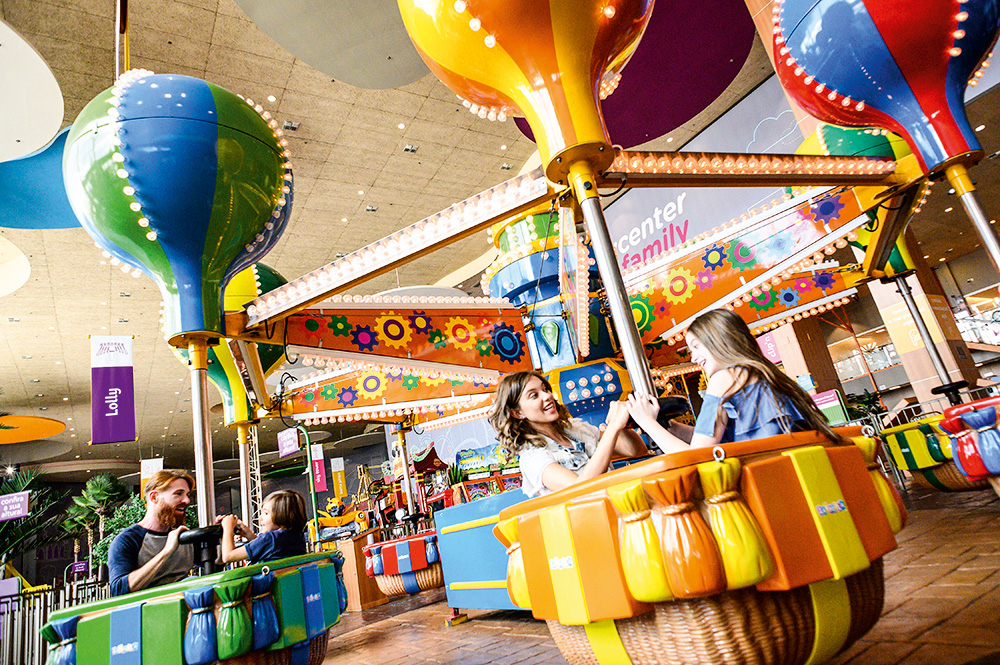 Brinquedo colorido com crianças no parque Playcenter Family