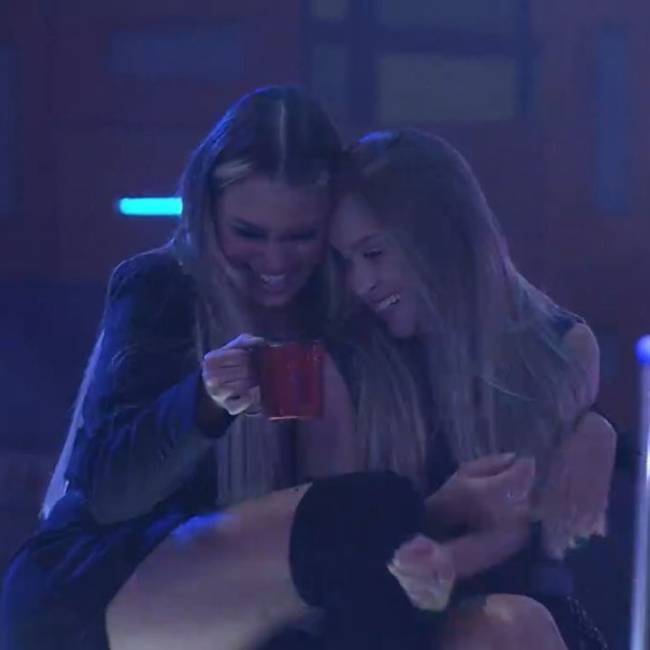 BBB21 – Moscow Mule BBB21 - Moscow Mule Sarah e Carla Diaz