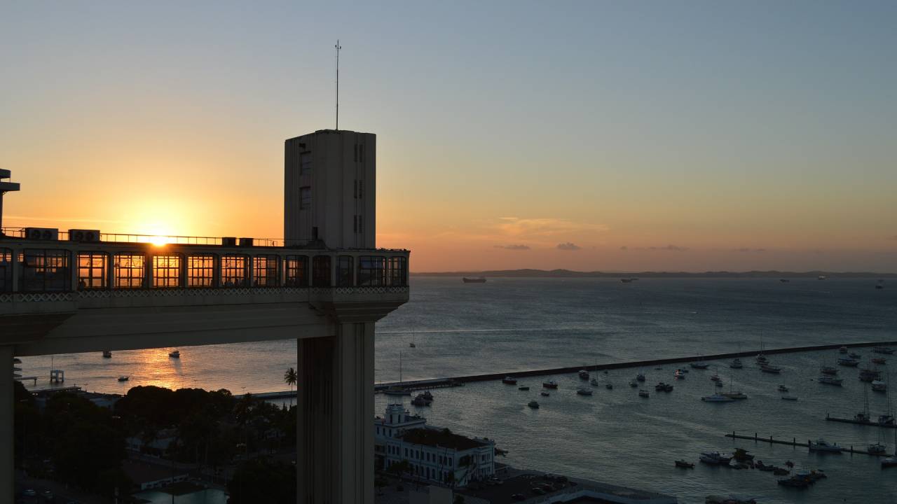 Imagem mostra pôr do sol no Elevador Lacerda, em Salvador, Bahia