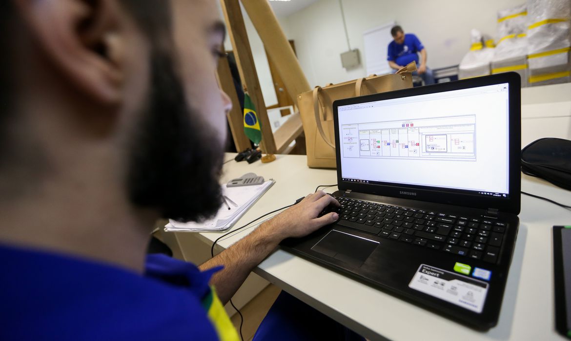 Oportunidade de qualificação profissional gratuita: oportunidade para quem quer ser programador de sistemas, programador web e programador de dispositivos móveis.