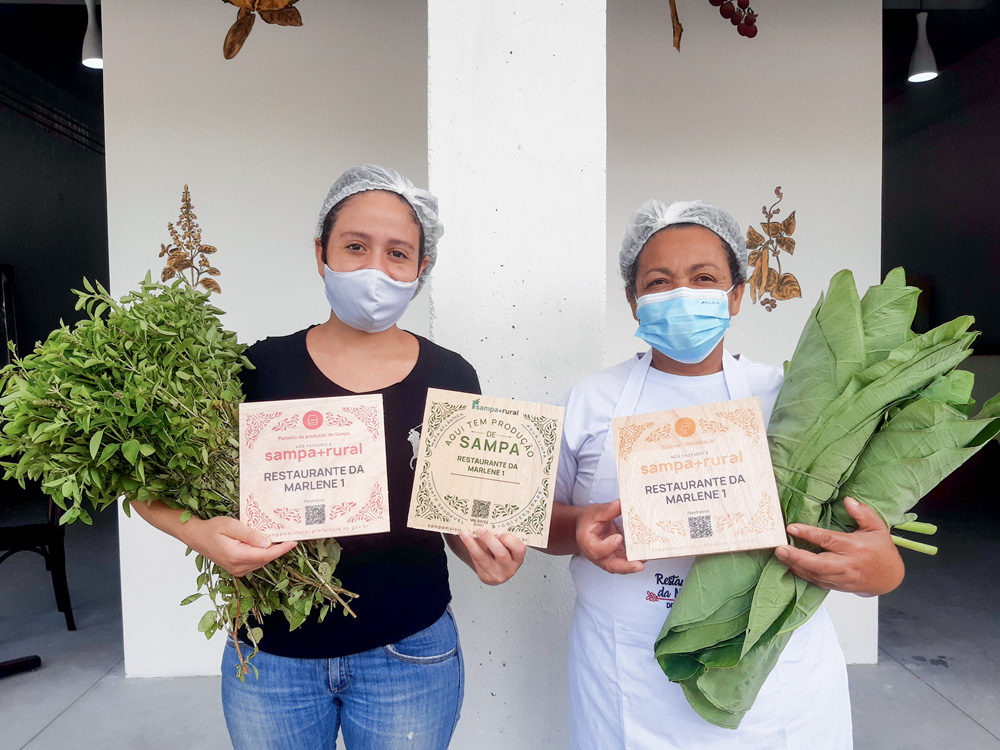 Kelly e Marlene Kelly com a mãe, Marlene Pereira Silva: itens agroecológicos no delivery