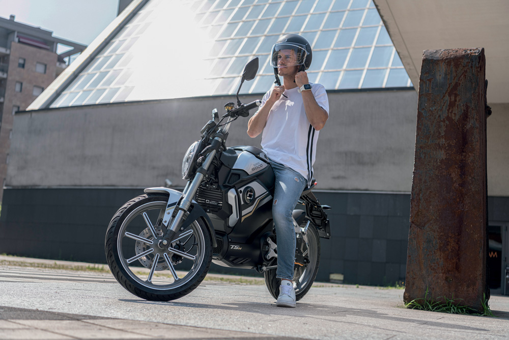 homem em cima de moto