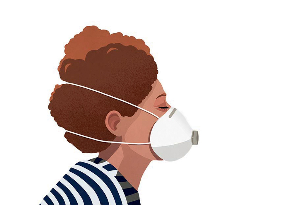 Young woman wearing flu mask Máscaras descartáveis: especialistas recomendam o uso do modelo cirúrgico PFF2, ou N95, de estrutura mais rígida, que veda o rosto e costuma ser presa por tiras de elástico na nuca e no pescoço, não nas orelhas.