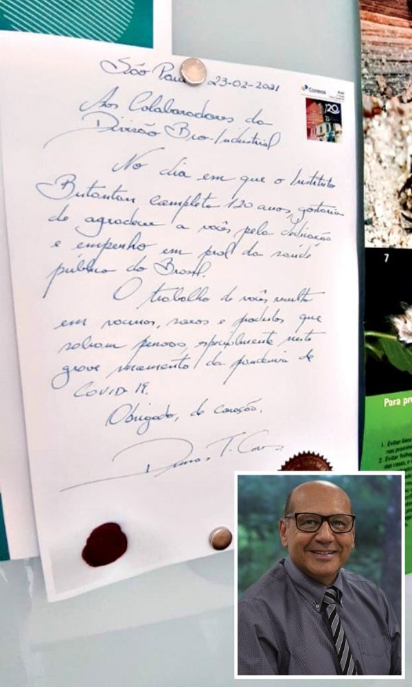 Dimas Covas Instituto Butantan 2017 Carta escrita a mão por Dimas Covas. No canto inferior esquerdo da imagem, um retrato 3x4 do diretor do Butantan