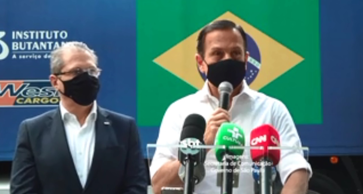 Doria falando com um microfone