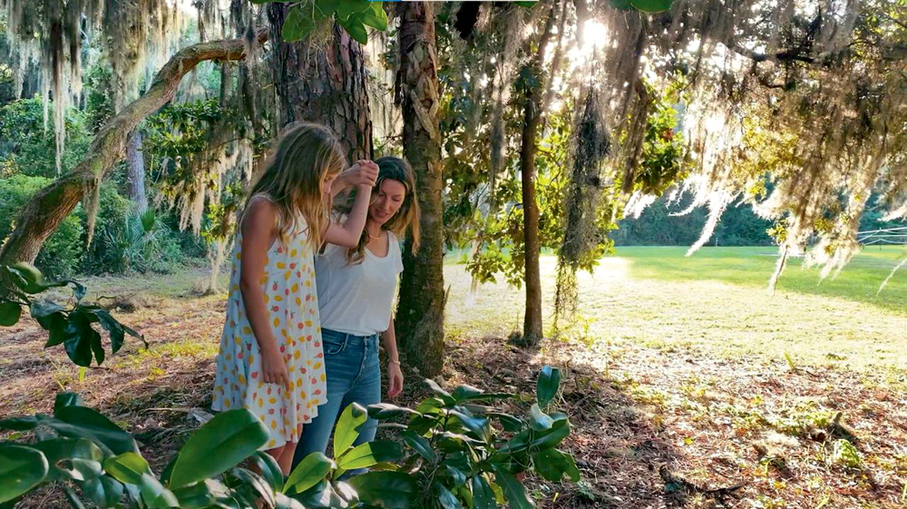 Gisele Bündchen e sua filha Vivian na websérie TiNis