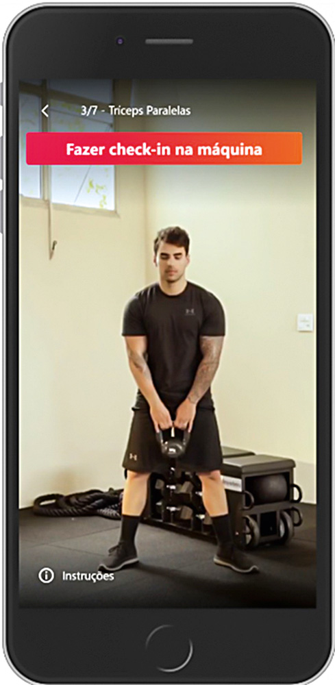 Fit-Anywhere-print-app-divulgação.jpg celular com imagem de homem segurando um peso