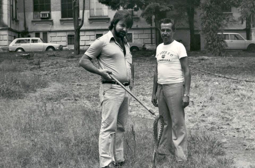 GP atendiemnto imprensa + Pedro 1976 (1).jpg Puorto segurando uma cobra com um equipamento especial