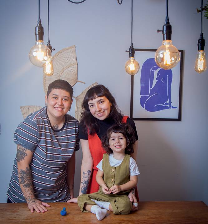 Laura, Camila e Lavínia sorriem para a foto