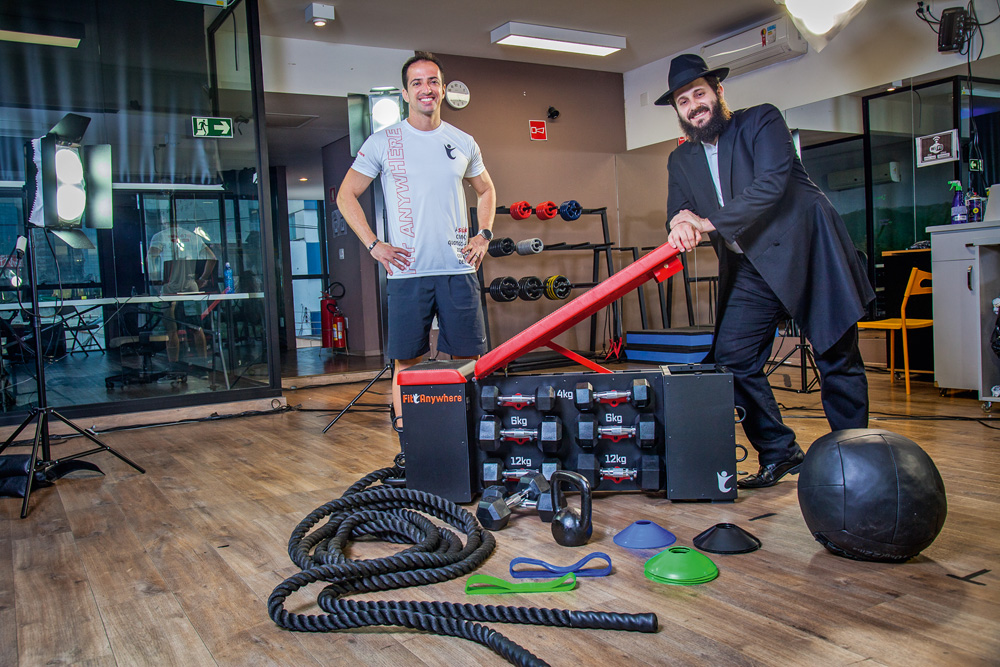 Pedro Kauffman (à dir.) e o personal trainer Leonardo Dau Sein posando para a foto juntos ao banco funcional de exercícios