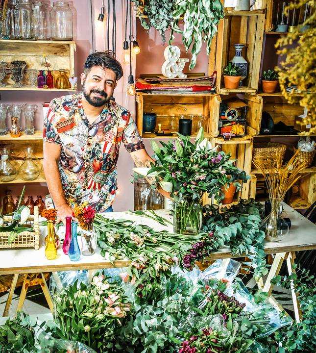 Maico em sua casa com várias plantas