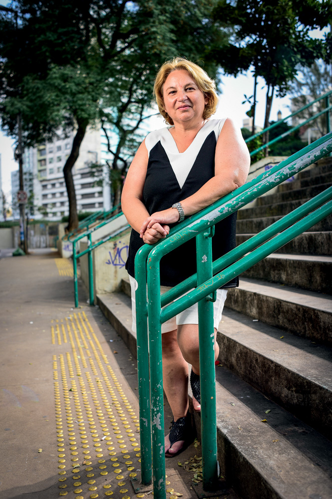 MARTA LILIA PORTA_PRACA 14 BIS_9.jpg Marta apoiada em um corrimão de uma escada do Parque Augusta