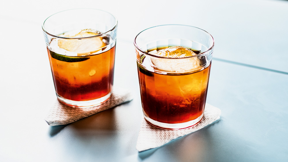 Bitter giuseppe: feito com cynar, vermute, limão e bitter