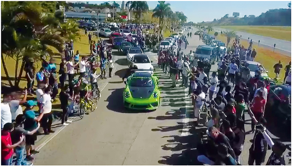 Racha Carros Aglomeração de pessoas assistindo a uma corrida de racha