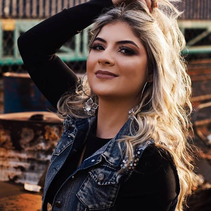 Renata Satim posando para foto