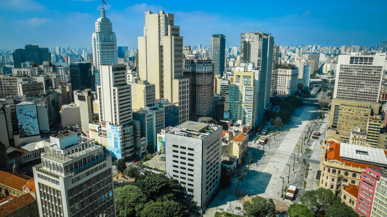 Sampa Sky, no Mirante do Vale: vista para Farol Santander e Vale do Anhangabaú. A foto exibe prédios do Centro e a vista para o Vale do Anhangabaú.