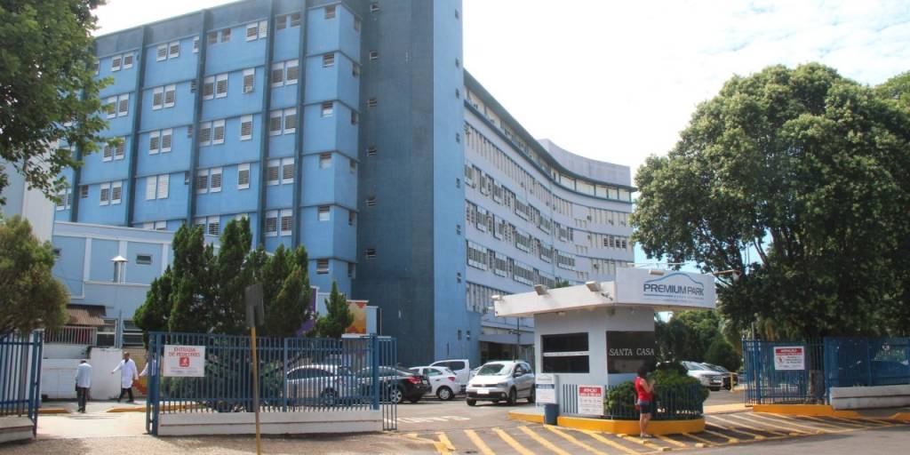 Idosa contrai infecção e pneumonia à espera de cirurgia em hospital