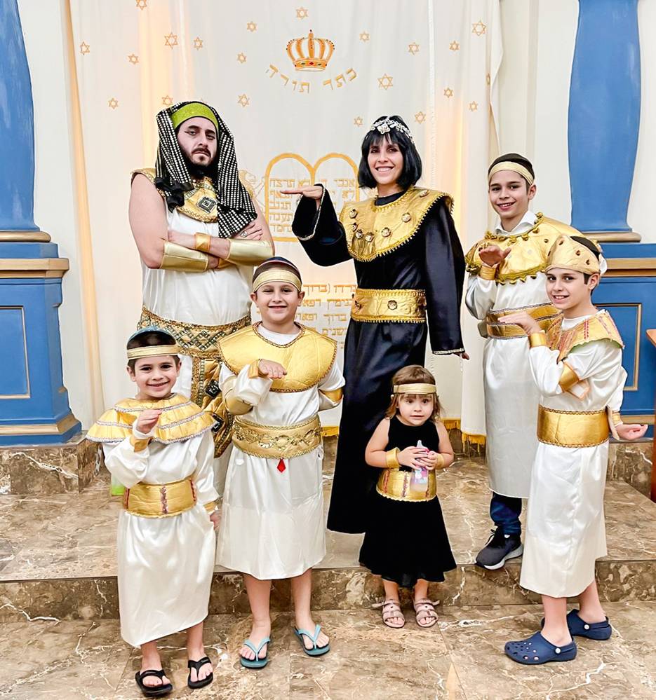 pedro-kauffman-made-in-sp-família-judaica Pedro, sua mulher e os filhos vestidos para a festa de Purim posando para a foto
