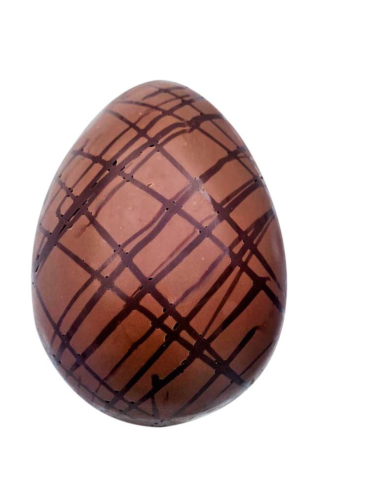 Ovo ao leite com caramelo amanteigado: dentro,h&aacute; bombons variados