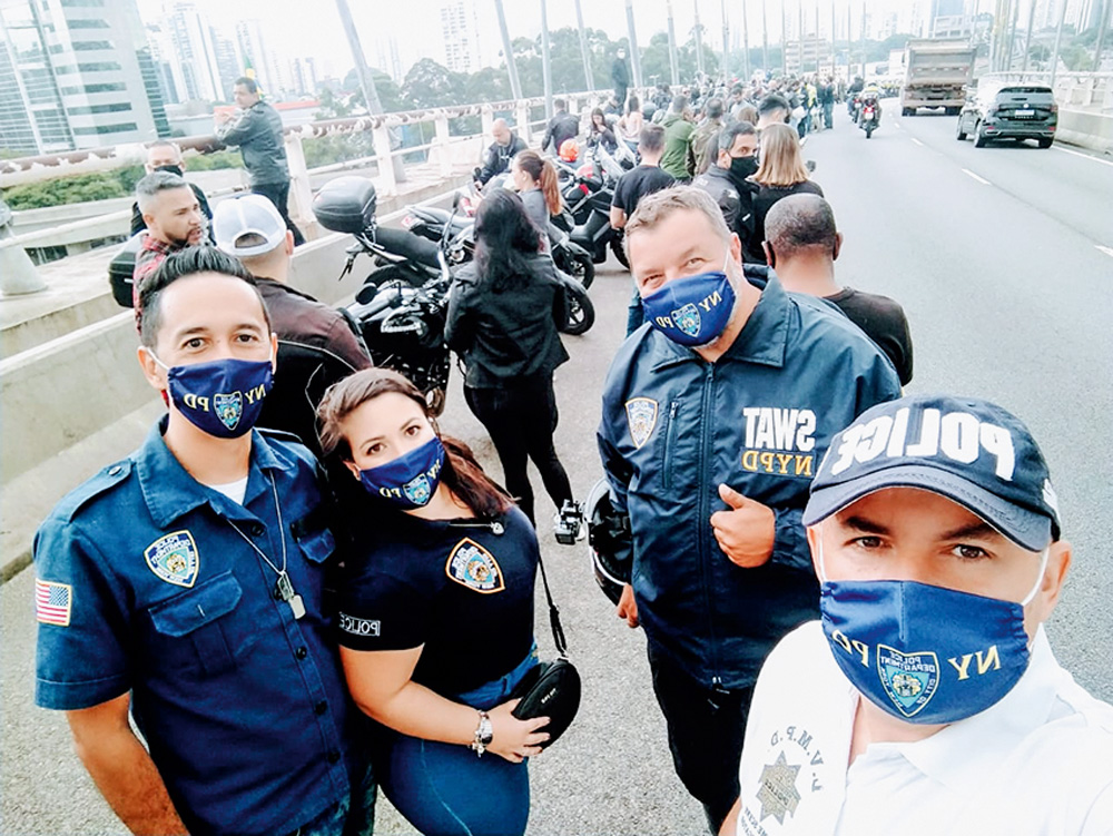 os amigos Dione Brito, Fábio Denzin e o casal Mariani Morandi e Eduardo Tai (da direita para a esquerda), posando para a foto