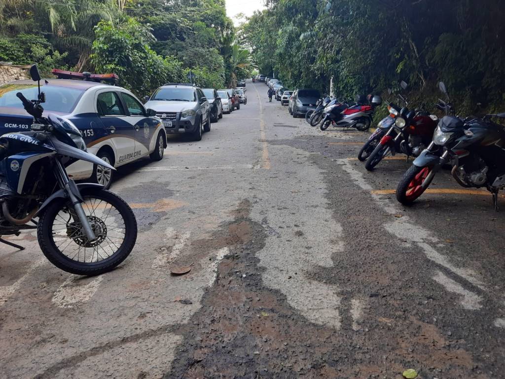 guaruja praia do eden Imagem mostra rua perto da Praia do Éden com viaturas da Guarda Civil