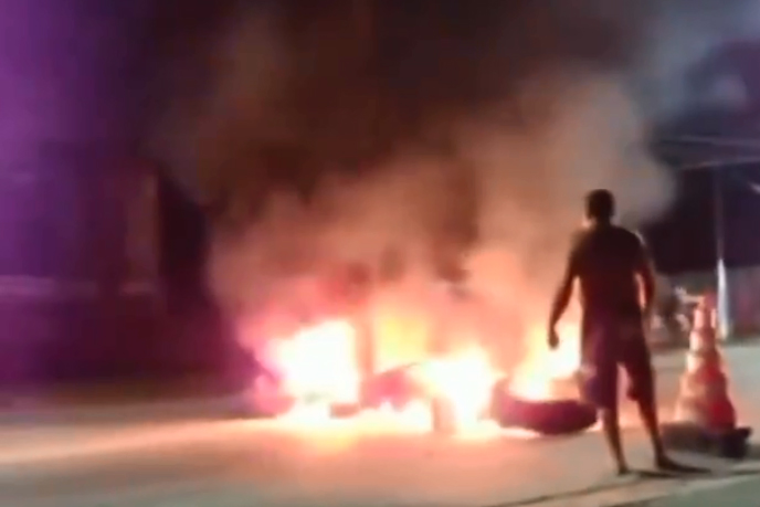 Em Ubatuba, moradores colocam fogo em pneus em protesto contra turistas