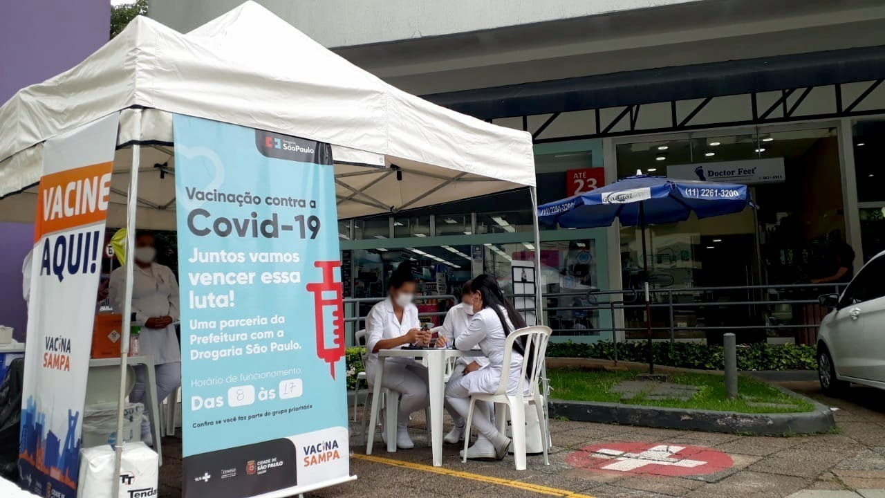 Imagem mostra tenda de vacinação montada na frente de farmácia da Drogaria São Paulo