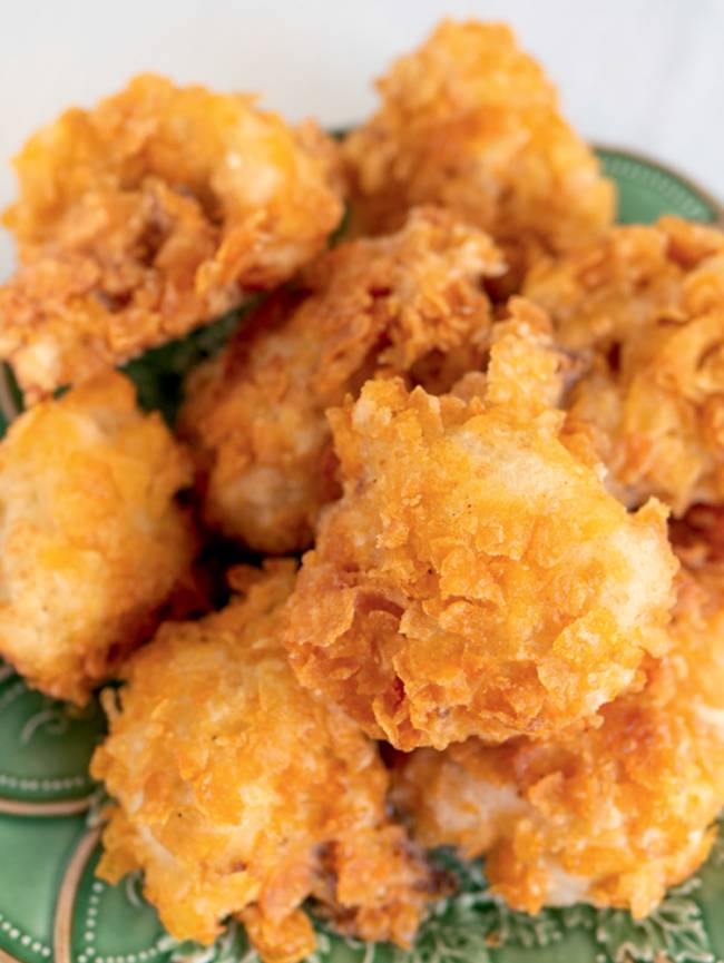 Luísa Motta – Larica Vegana – frango frito couve-flores empanadas com flocos de milho sem açúcar amontoadas