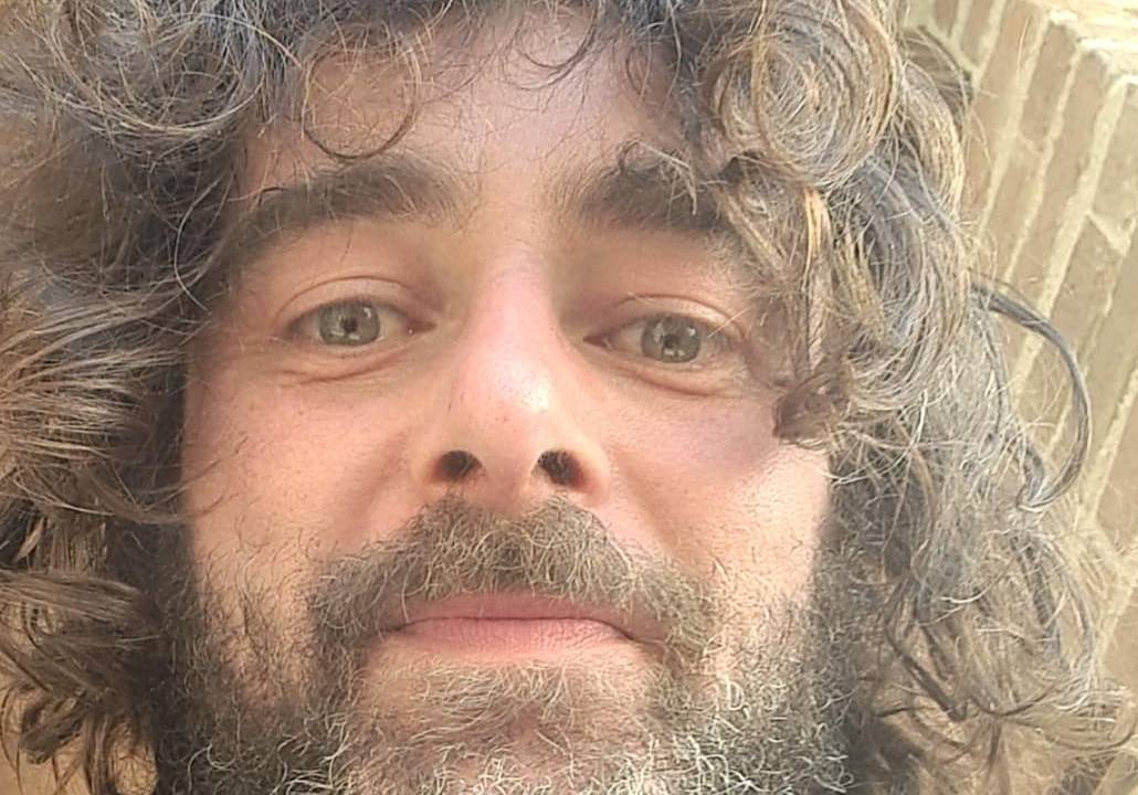 Riccarddo ceccorelli, de barba e cabelos enrolados, olhando para a câmera