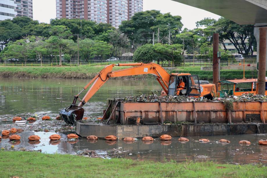 As obras de saneamento chegaram a 45% da meta em abril: a cidade despejava 2 800 litros de esgoto por segundo no Pinheiros