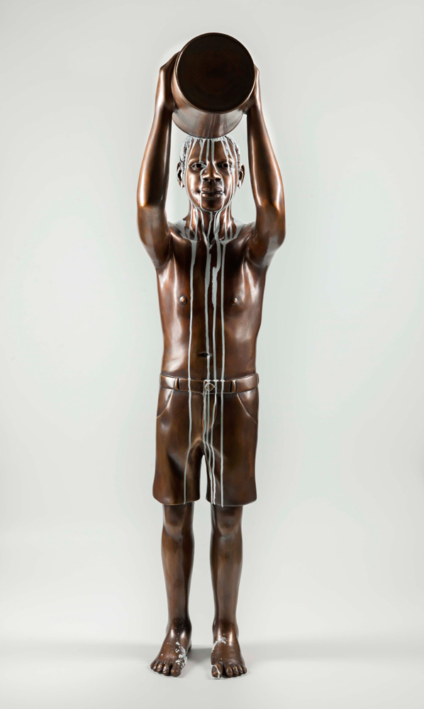 Amnesia01©RomuloFialdini Escultura de Flávio Cerqueira em bronze de um menino jogando tinta branca em sua cabeça