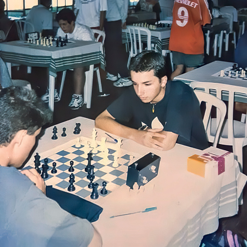 xadrez-youtuber-jovem-campeonato.jpg Foto antiga de Rafael jogando um campeonato durante sua adolescência