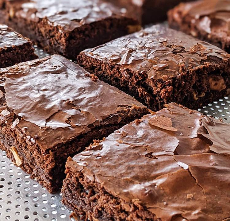 brownies enfileirados em cima de grade de metal