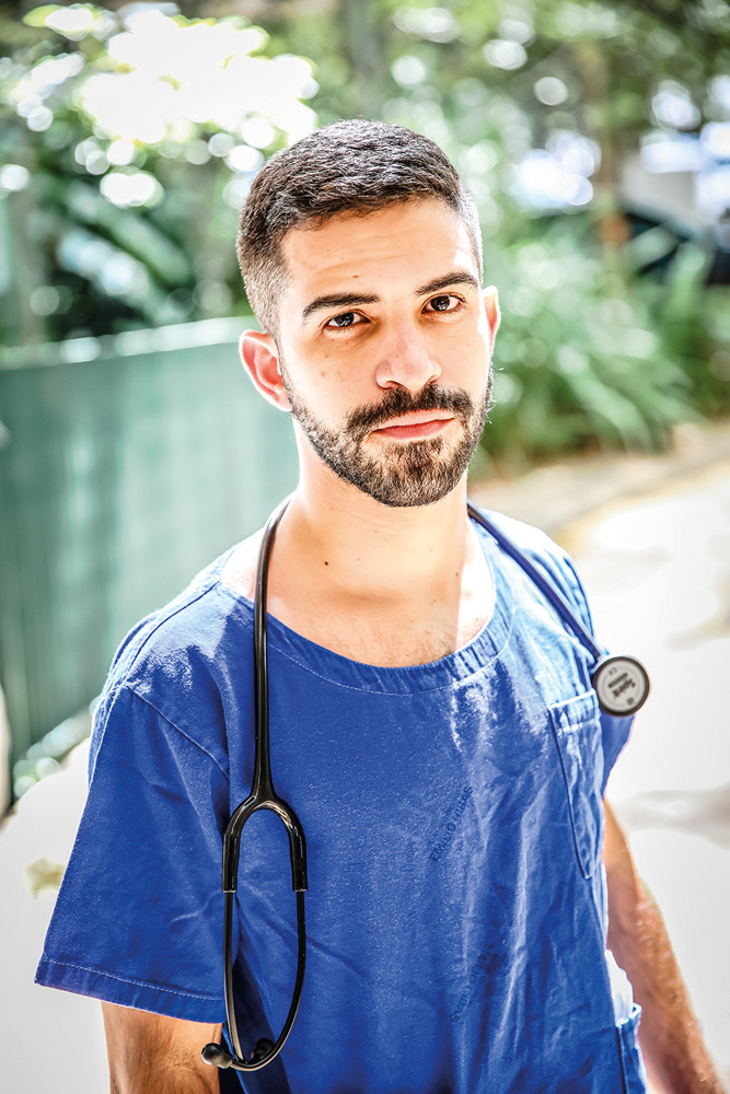 EMILIORIBAS_22.JPG Matheus Gonçalves, com uma roupa azul e um estetoscópio no ombro