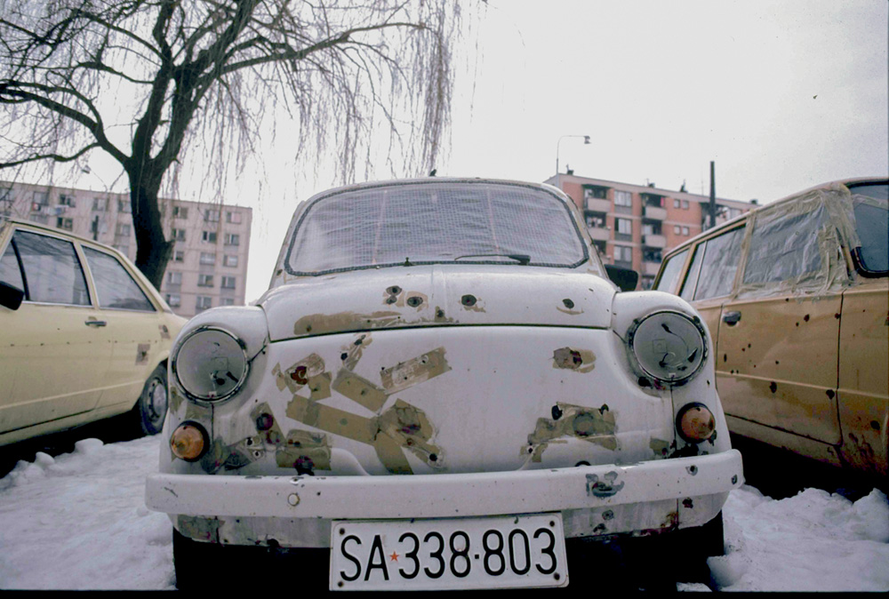 Frente de carro com furos de tiros