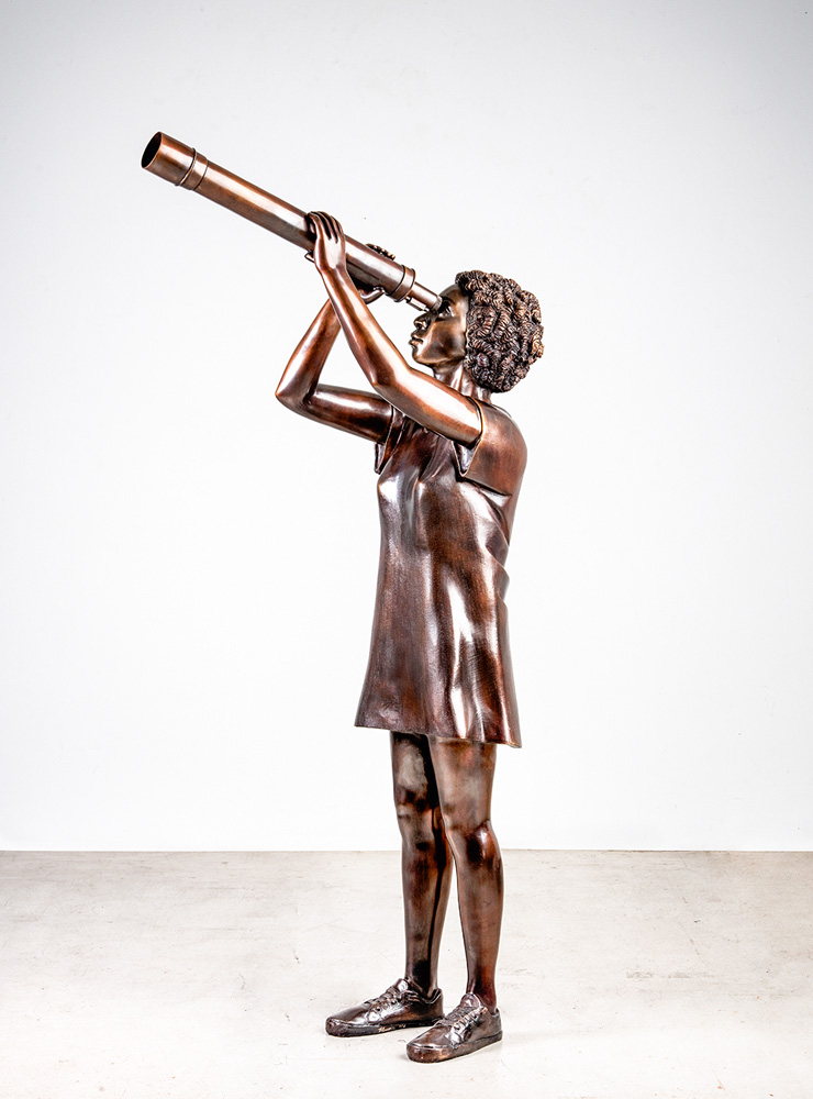 Flávio Cerqueira_Para dar nomes as coisas, 2021_Bronze_140_Photo Romulo Fialdini.jpg Escultura de Flávio Cerqueira em bronze de um menino observando em uma luneta