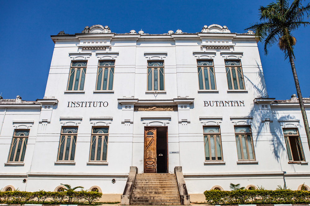 Foto da fachada do antigo prédio, de cor branca e dois andares