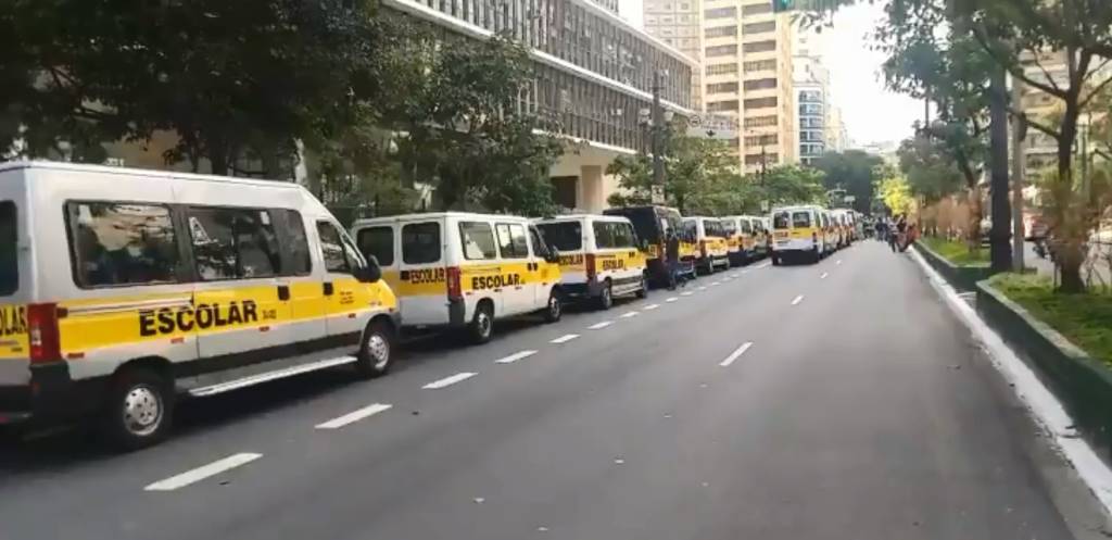 Motoristas de vans escolares protestam em diferentes pontos de São Paulo