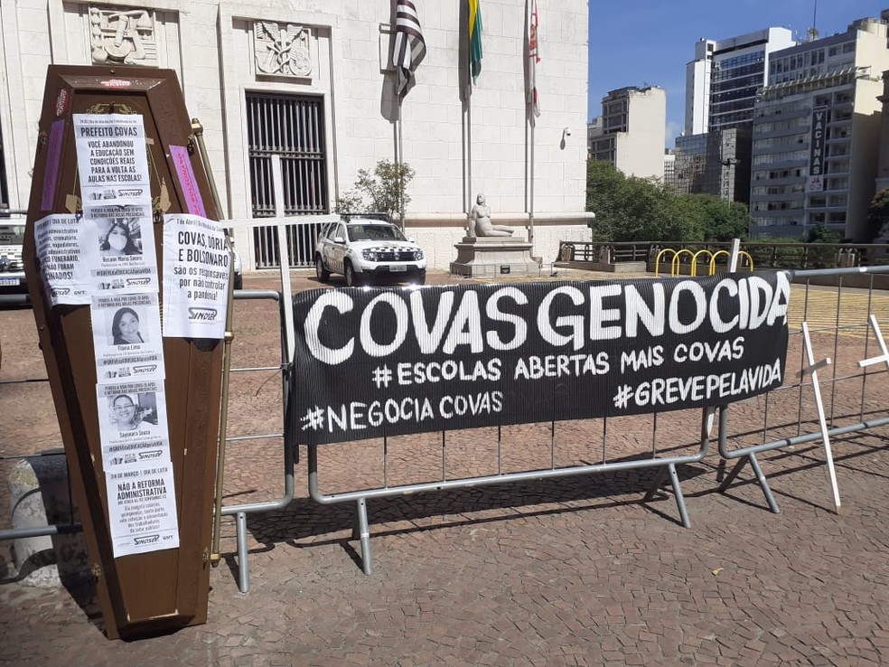 Professores protestam contra o retorno das aulas presenciais na capital