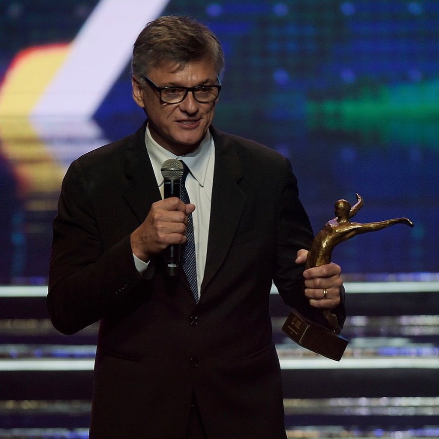 Internado com Covid, técnico da seleção brasileira de vôlei é operado