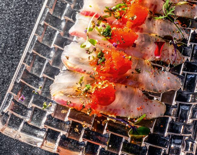Sashimi Haruo – Kisu Prato retangular de cristal com sashimis coberto por ovas de peixe e pimenta.