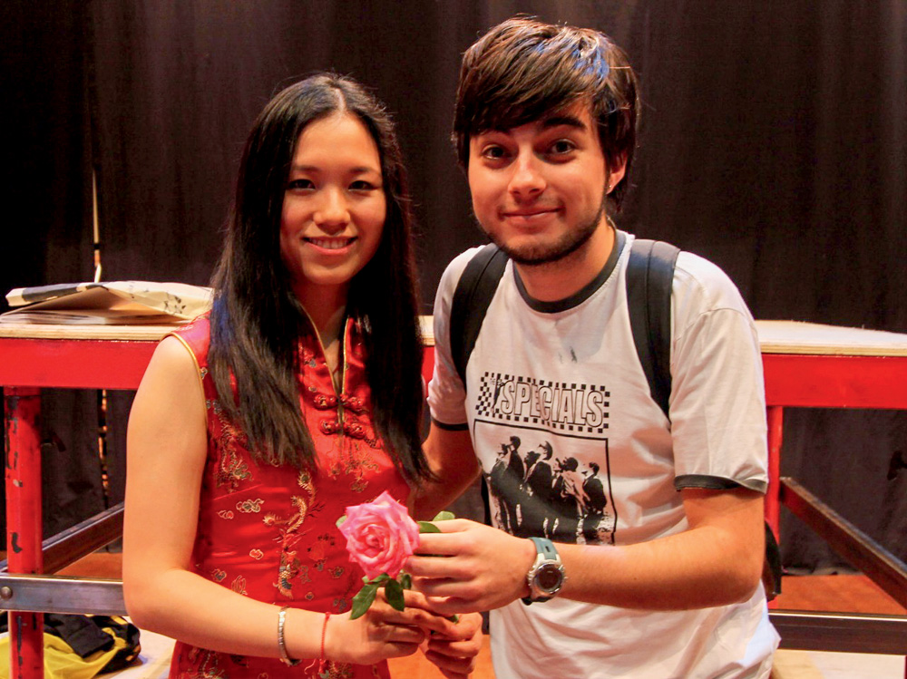 nosso-louco-amor-Sisi-e-Lucas-Primeira-Foto-Juntos-2011.jpeg Sisi e Lucas estão próximos um do outro posando para a foto. Sisi segura uma flor