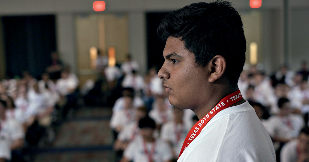 boys-state.jpg Perfil de menino olhando para frente, no fundo, desfocado, mais meninos enfileirados