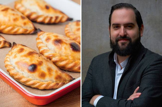 Duas imagens unidas por linha branca vertical. À esquerda assadeira de cerâmica com empanadas tostadas na parte superior. À direita homem com barba e cabelo pretos usando terno de braços cruzados.