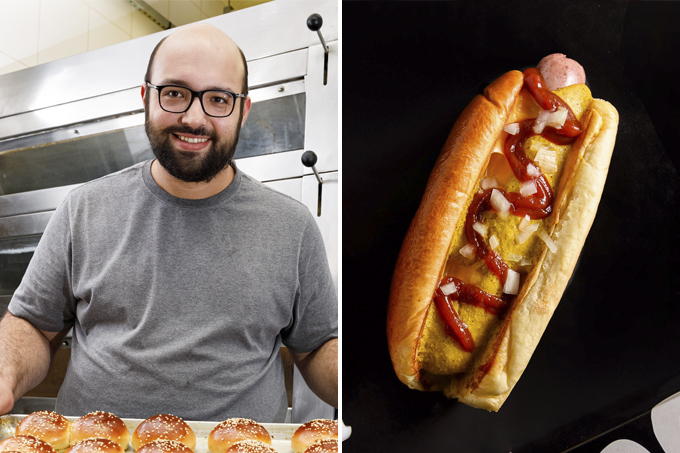 Duas fotos unidas por linha vertical branca. À esquerda homem careca, com barba e usando óculos de grau, sorrindo segurando bandeja de pães. À direita cachorro-quente em fundo preto.